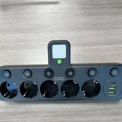 VirtaKoti – Kompakti jatkopistorasia USB-porteilla ja yövalolla